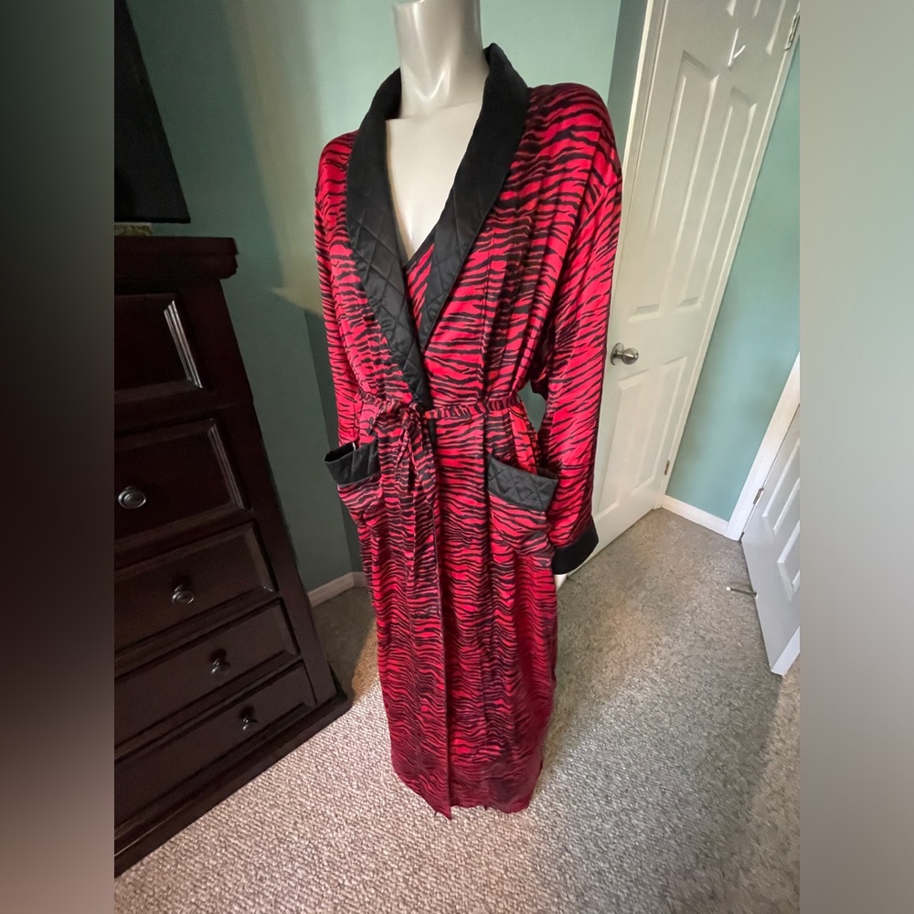 100% SILK Quilt-Trim Red Zebra Floor Length Robe with Slip Dress Rockstar Set 🔥